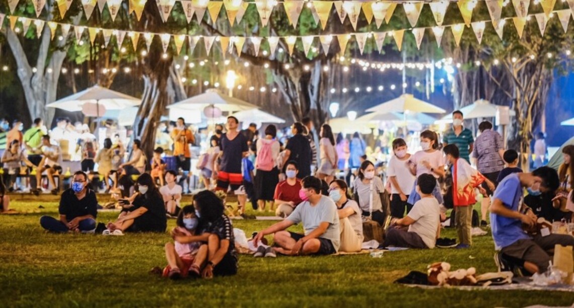 鳳山懷舊復古野餐日 復古OOTD兌換古早味零食 活動人潮滿滿 市集攤商賣到補貨再補貨