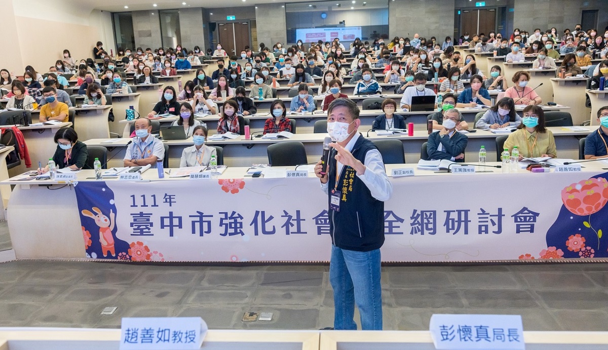 台中市社會局長彭懷真介紹台中社安網執行特色。（圖/東海大學提供）