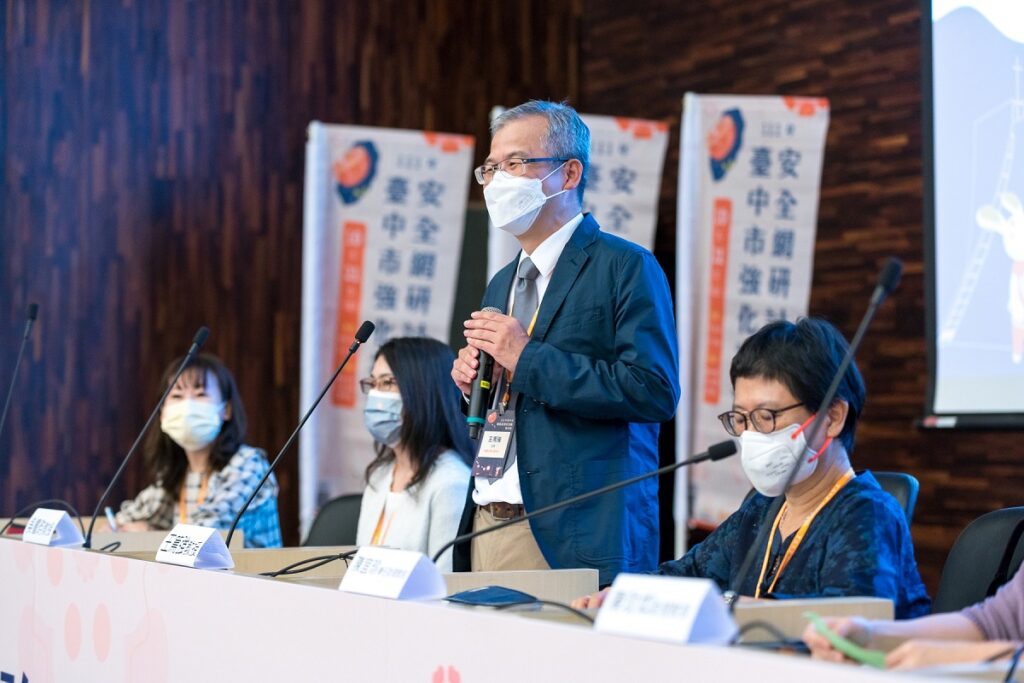 東海大學公益慈善與社會服務教育硏究中心主任王篤強回應現場提問。(圖/東海大學提供)