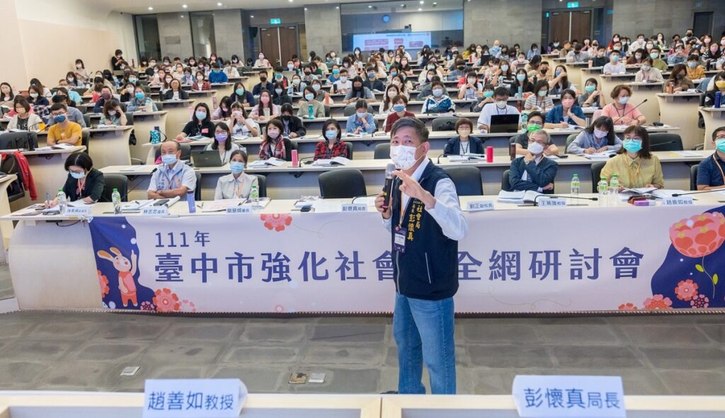 台中市社會局長彭懷真介紹台中社安網執行特色。(圖/東海大學提供)