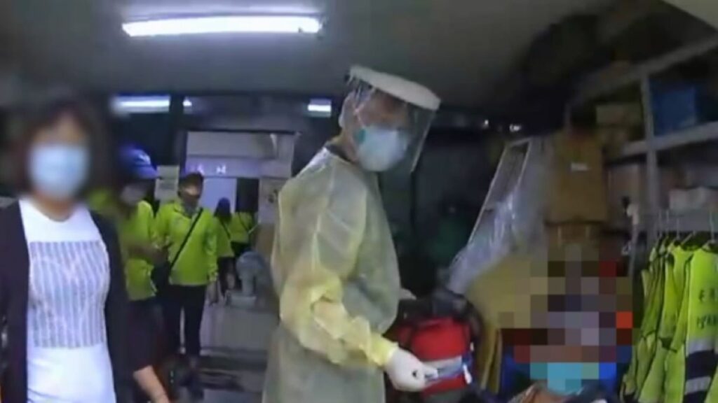員警與里辦公室人員及救護人員一同關懷跌倒婦人狀況
