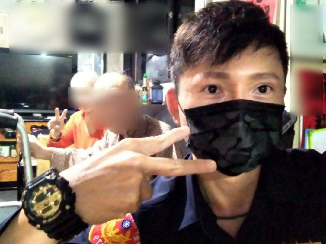 ▲員警護送老婦人平安返家，並開心留下合影 (圖/台中市警察局 提供)