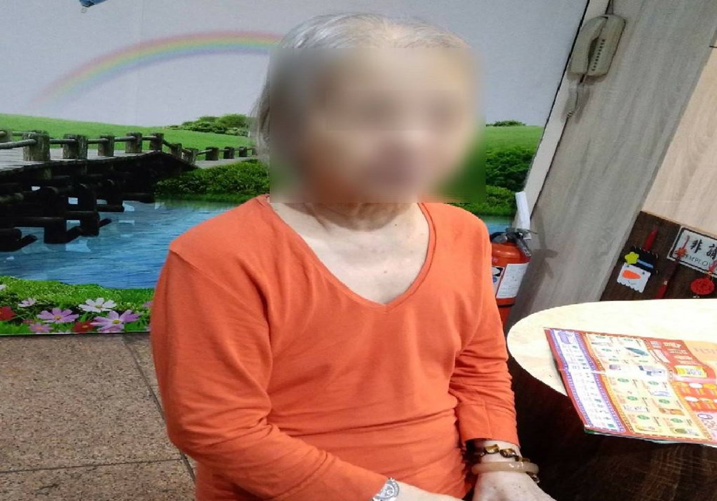 ▲沈姓老婦人隨身佩帶的防走失愛心手鍊，讓警方快速找到家人     (圖/台中市警察局 提供)