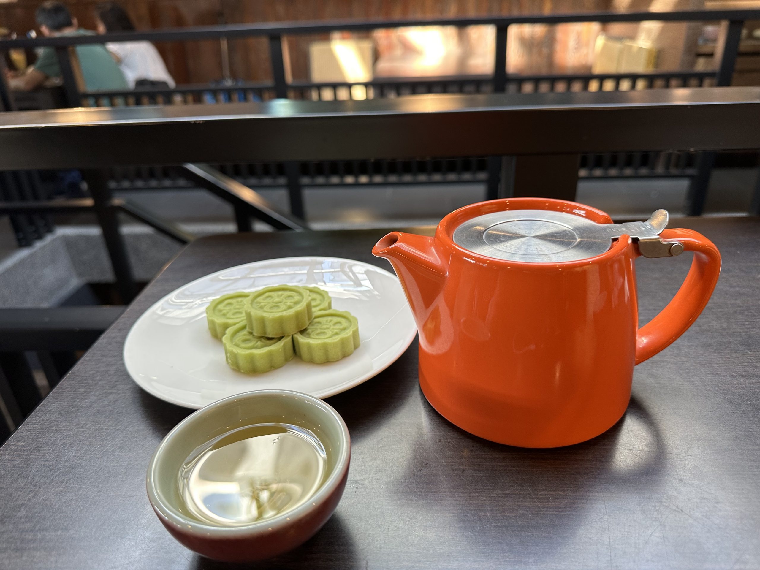 「觀鼎休閒茶園」體驗個人泡茶吃茶點。