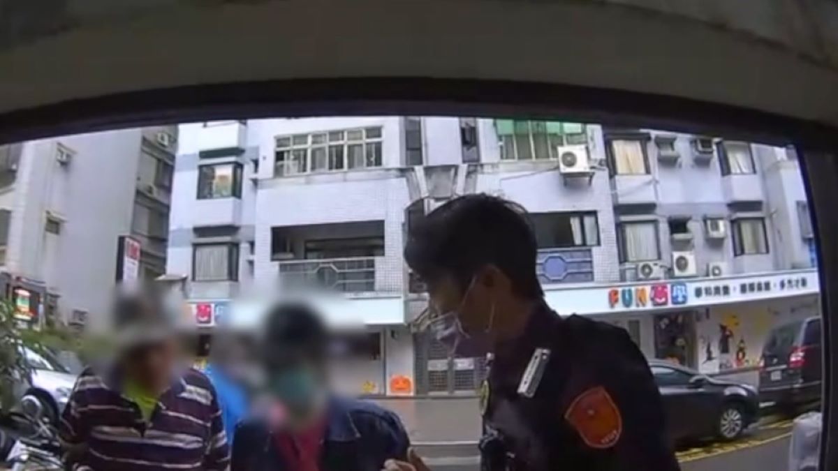 圖：員警通知婦人家屬到場協助