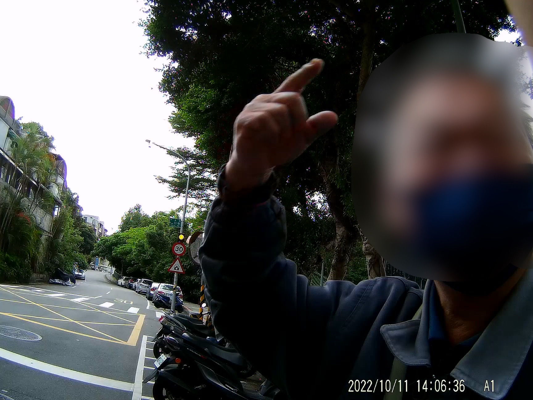圖:黃民因擔憂車輛遭拆解變賣而焦急不已