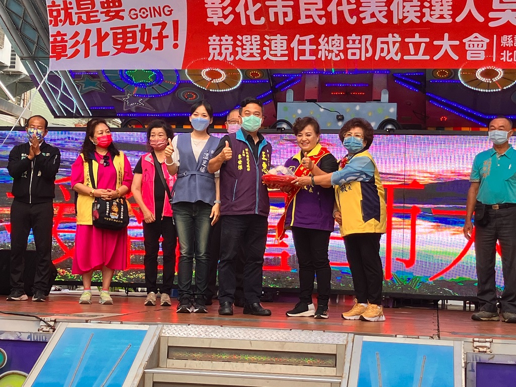 圖片說明:李世傑主任贈送吉祥物象徵吳淑敏高票當選。(圖/記者林㤈輝翻攝)