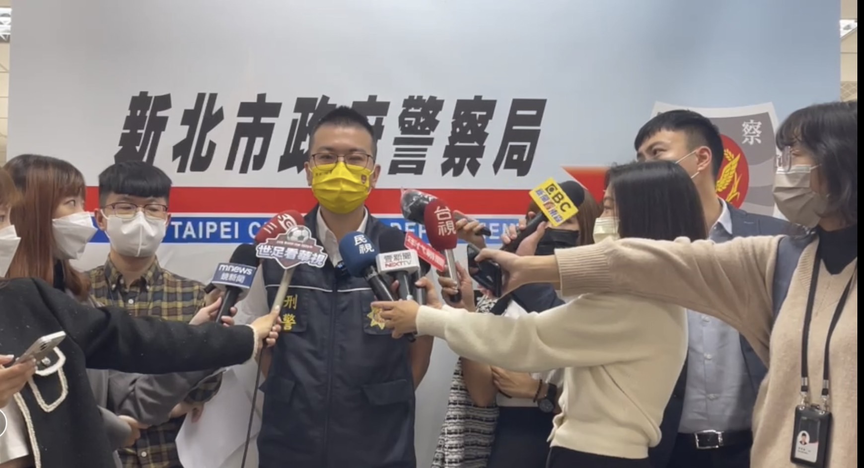 圖片說明:三峽分局偵查隊隊長梁献堂說明案情。(記者徐煜勝翻攝)