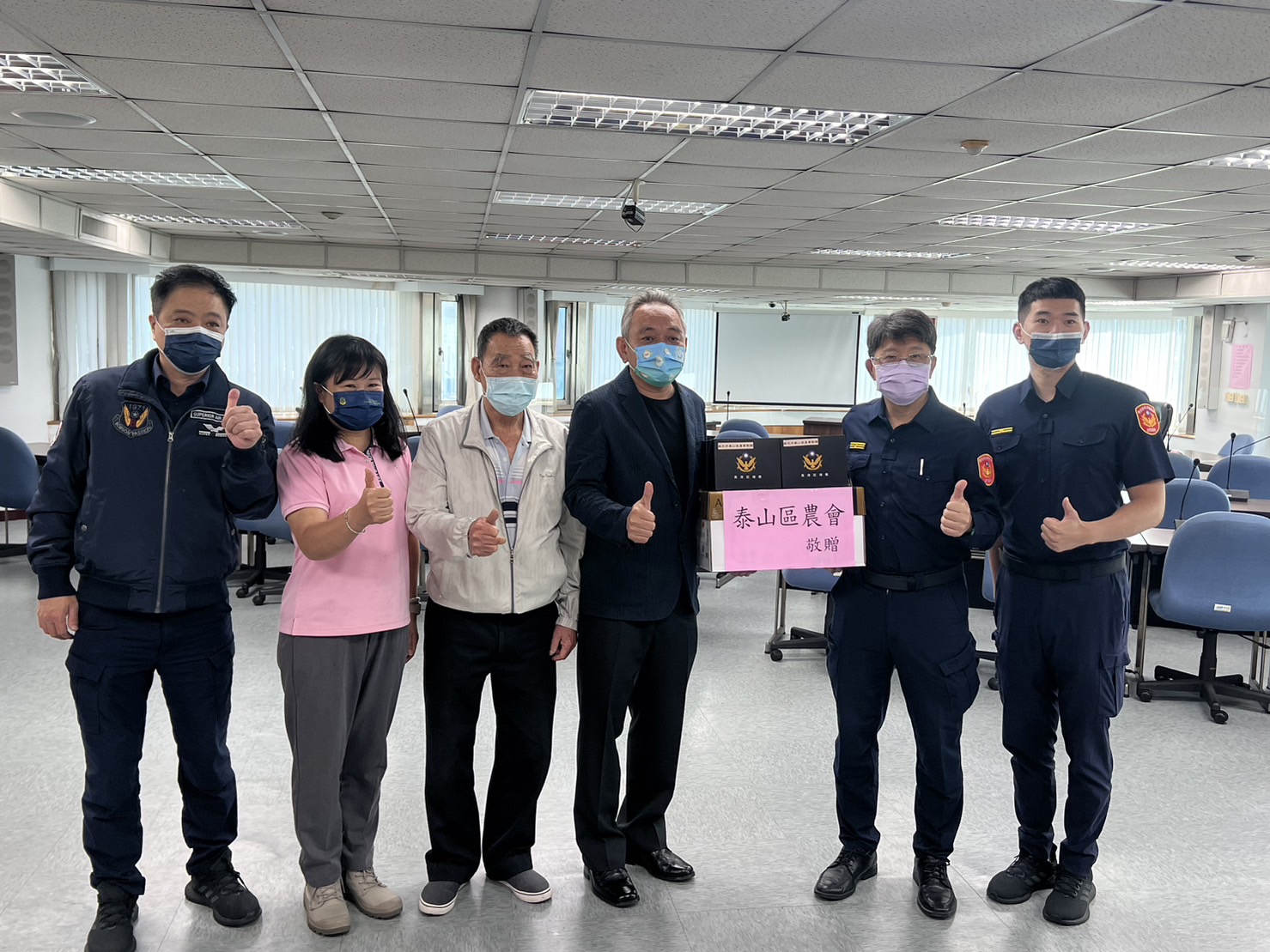 圖片說明:泰山區農會理事長謝文雄代表致贈高品質密錄器林口警分局所員警,分局長陳忠龍代表受贈並表感謝之意。(記者吳萍翻攝)