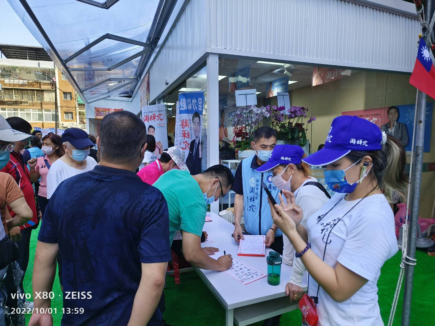 圖片說明：鄉親不斷湧入簽名，用行動力挺游輝冗市議員成功邁向連任之路。（記者包克明攝）