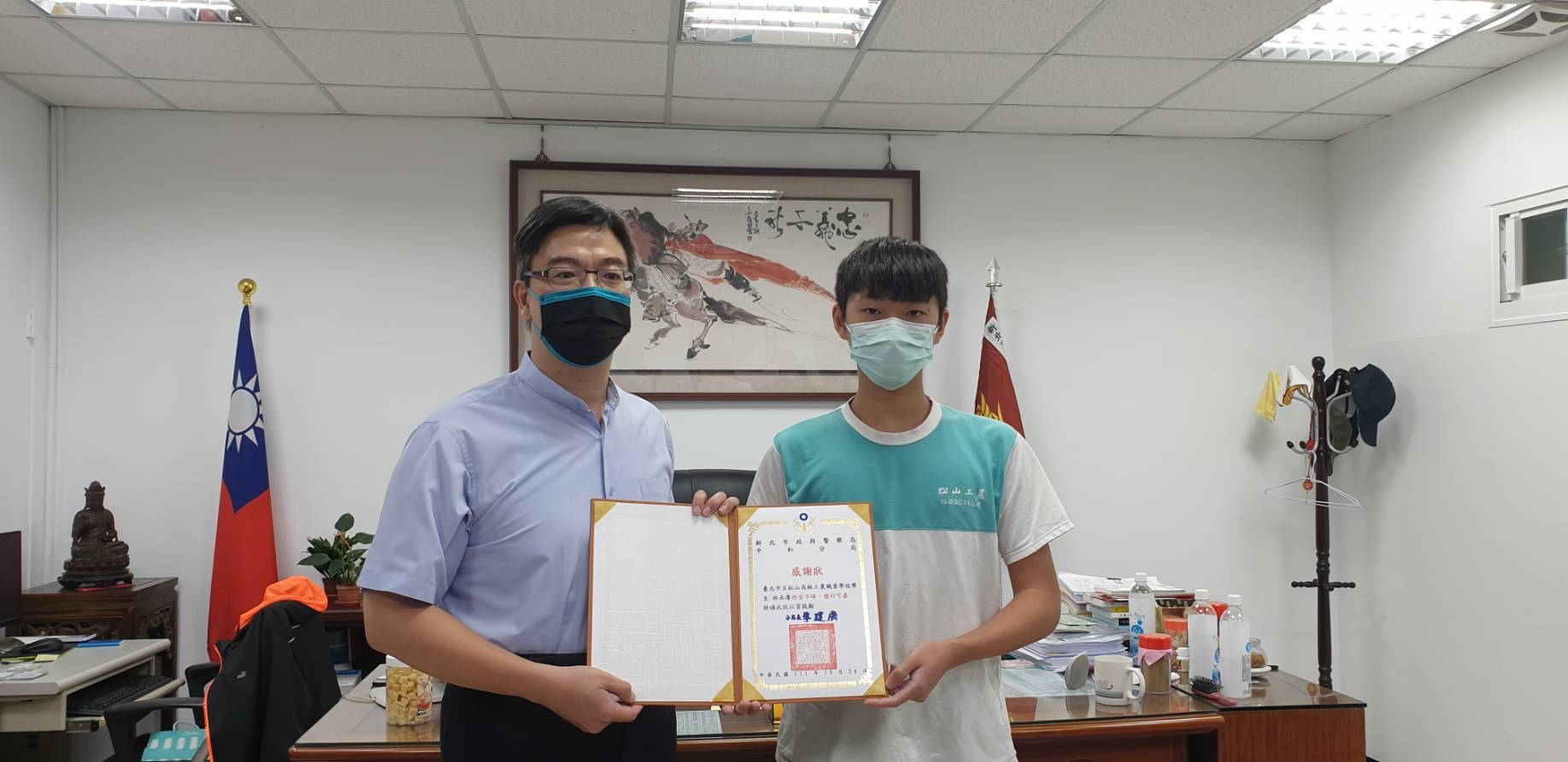 圖片說明:中和分局分局長李建廣對於林姓高中生拾金不昧的行為十分讚賞,親自頒獎表揚。(記者徐煜勝翻攝)