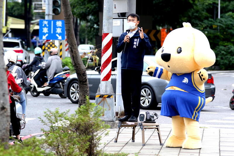 漾新聞|侯尊堯率運發局同仁路口宣導支持29號、30號高雄富邦馬拉松交通管制