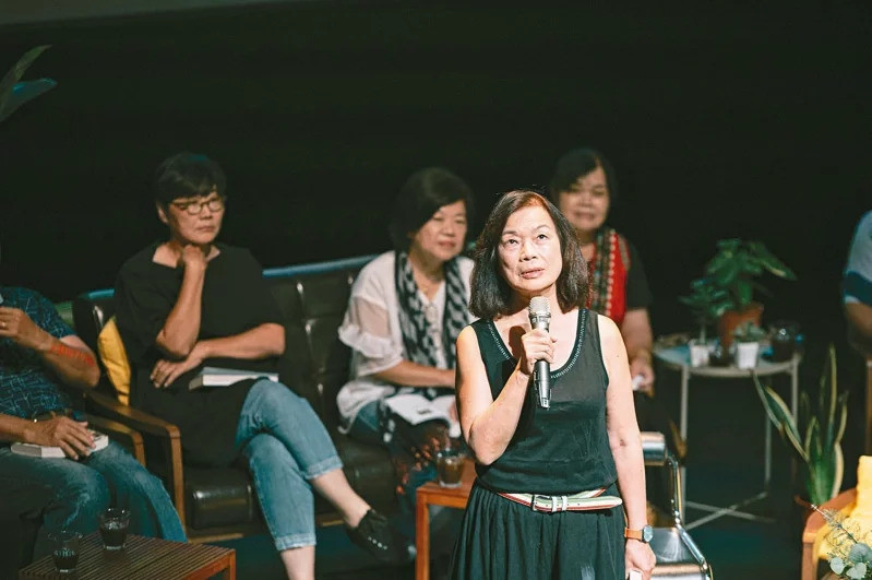 作家龍應台朗讀著作《大武山下》,充滿情感讓全場動容。 (圖/屏東縣政府提供)