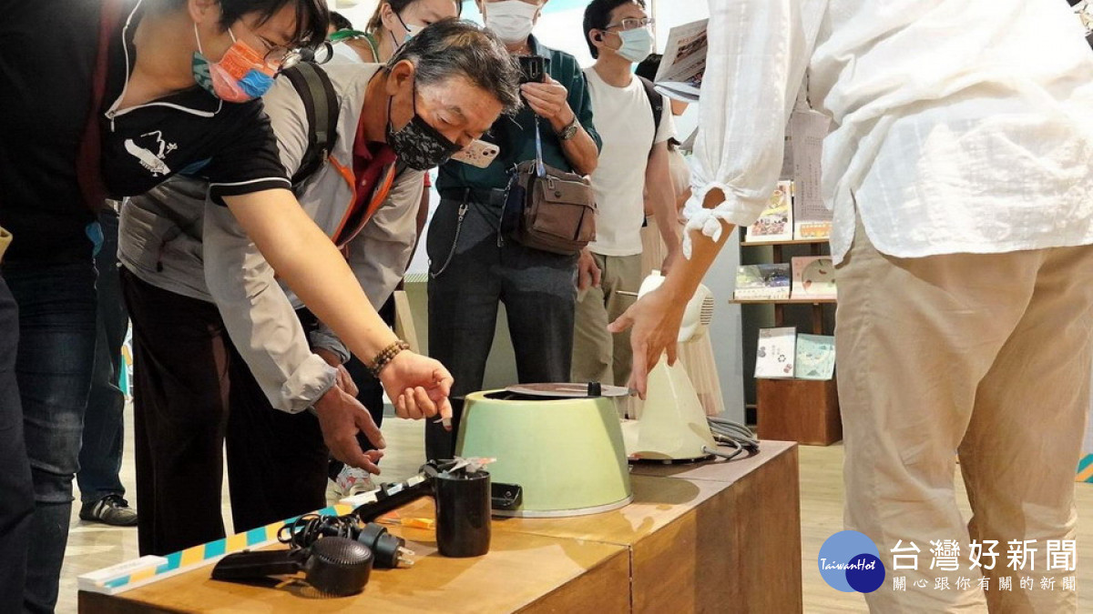 ▲特展透過職人故事、修理物件與工具、巡迴活動影像紀錄及維修碳排秤重體驗,讓市民朋友們認識維修在勞動、環境、經濟與社會的多重價值。(圖/記者 許高祥 翻攝)