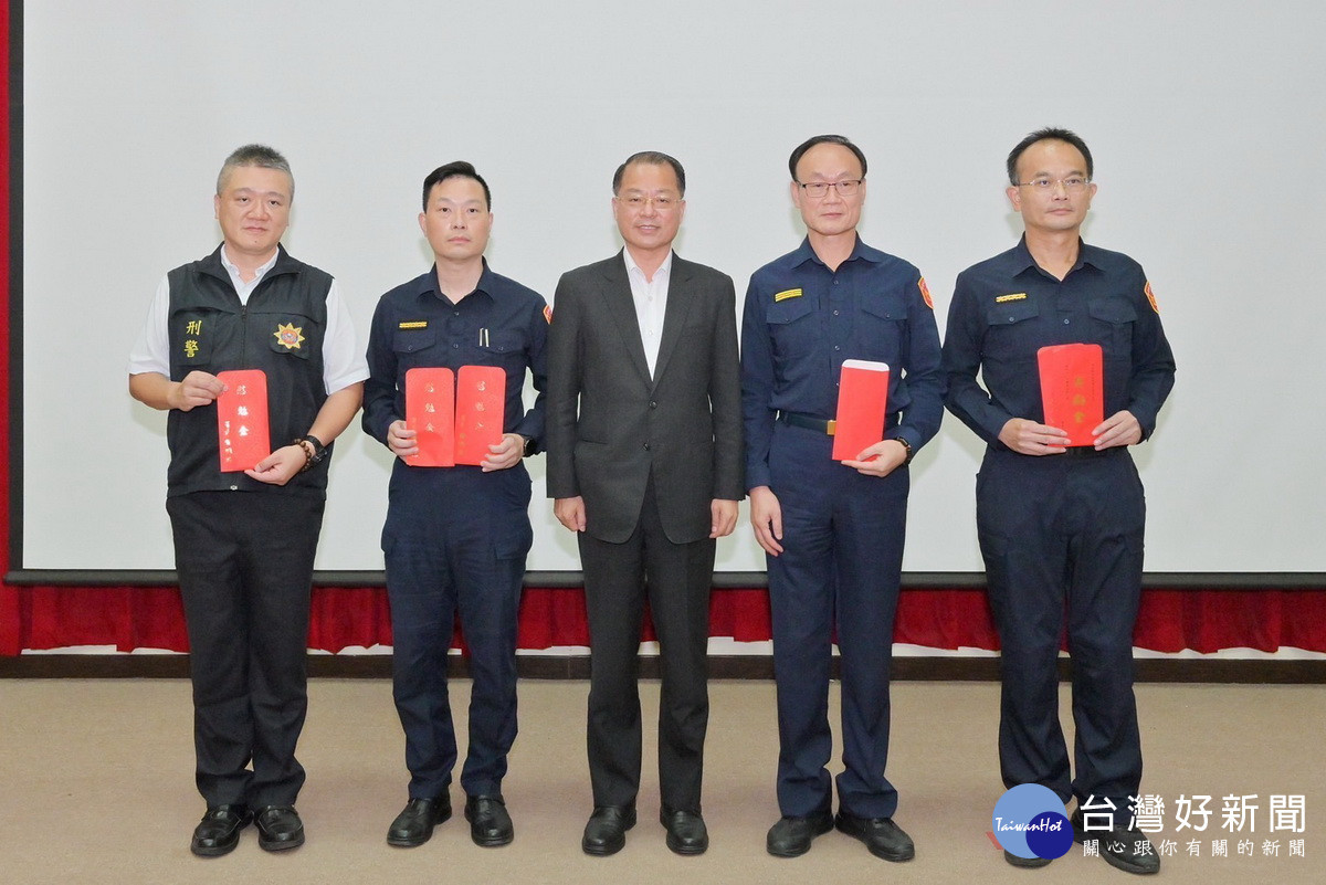 黃署長抵南投縣頒破案獎勵金等。（縣警局提供）