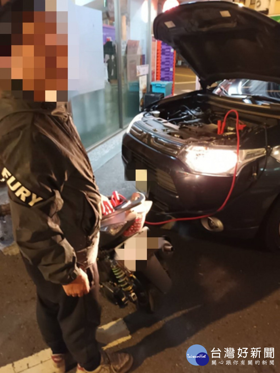 斗南分局古坑分駐所副所長黃俊發、警員林庚平協助民眾車輛接電後脫困／警方提供