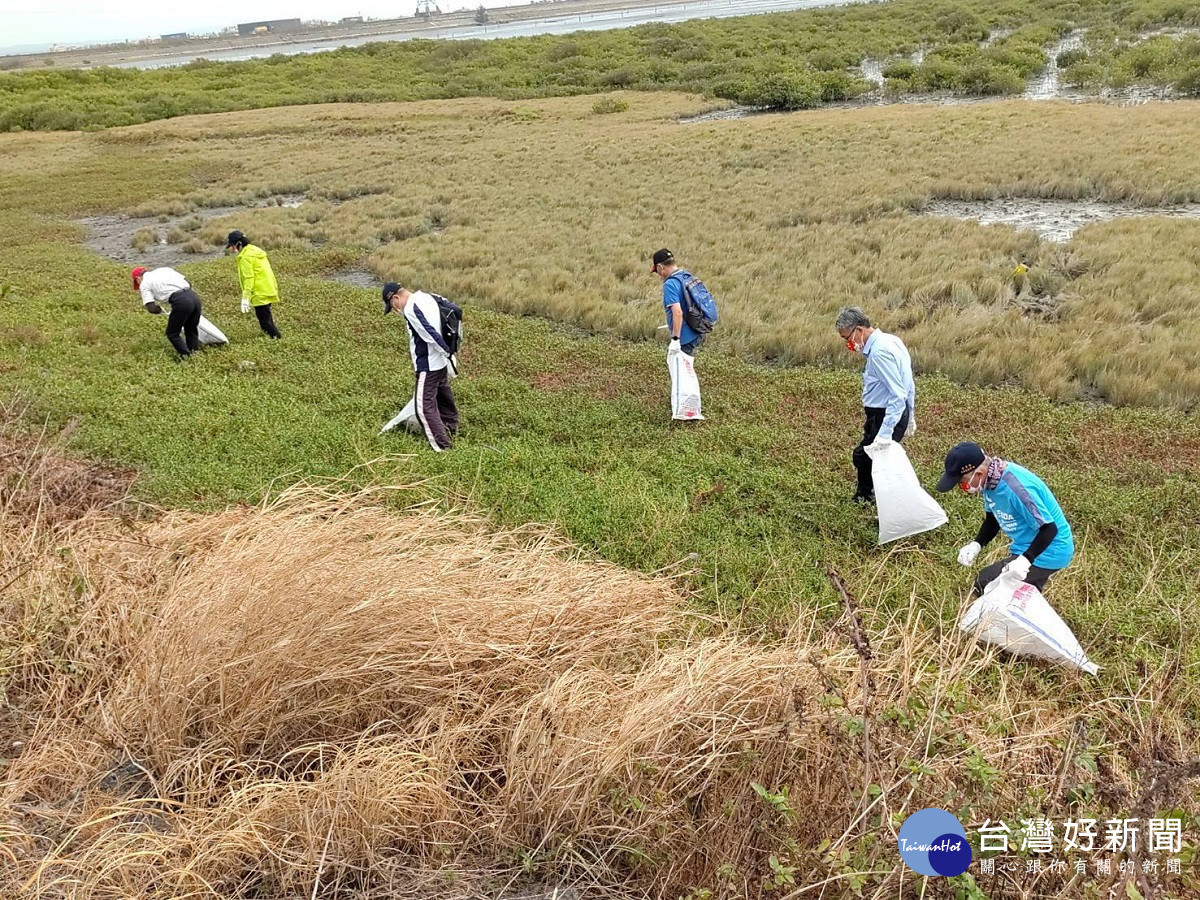 退役袍澤響應淨灘　用雙手守護家園留下美好的足跡