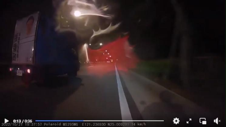 張善政宣傳車違規,還差點撞到騎士。翻攝自四叉貓臉書