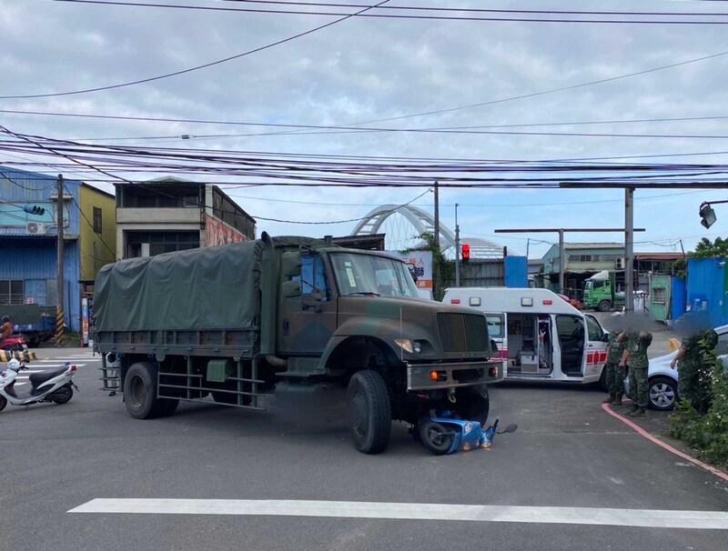 三峽介壽路25日上午發生軍用卡車與機車擦撞。翻攝畫面
