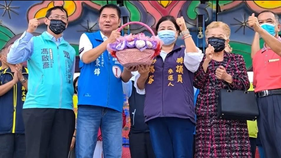 苗栗縣第四選區民眾黨議員參選人謝端容22日的總部成立大會上,何瑞英再度前來站台助陣,同時,鍾東錦竟也來到現場。翻攝謝端容臉書