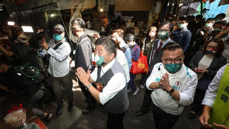 陳時中25日前往城中市場掃街拜票,尋求民眾支持。中央社