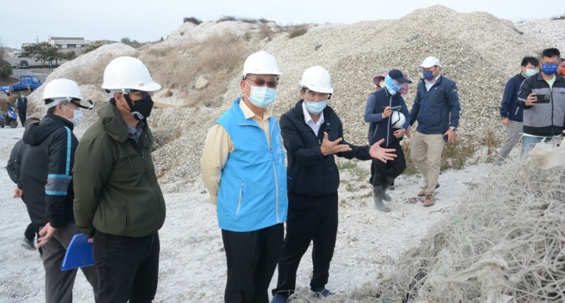 賴峰偉關心菜園蚵殼清運 承諾還給菜園居民乾淨家園
