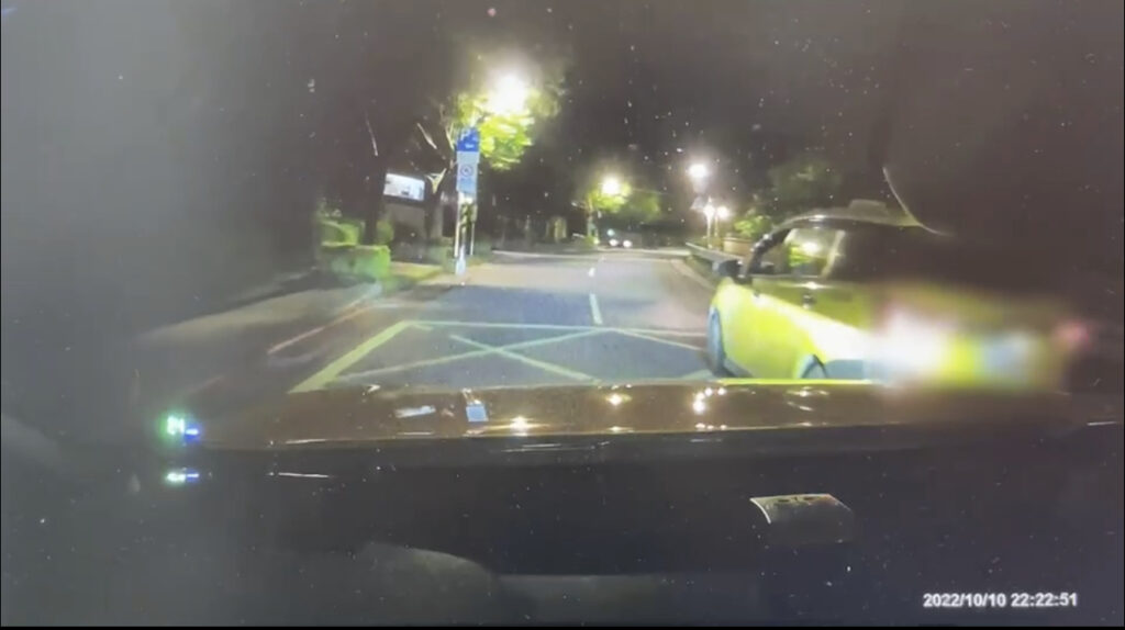後車鳴按喇叭後超車,超車過程中張姓駕駛怒嗆「哩洗勒BA沙小?」