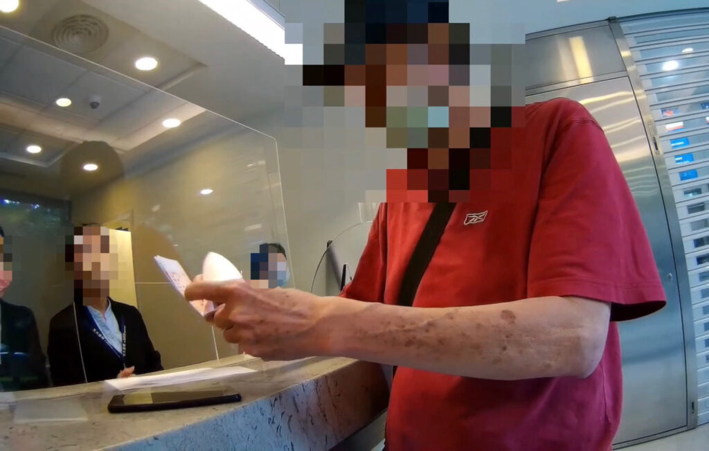 老翁第一次於匯款時行員察覺有異並通知警方協助,員警到場後耐心勸說此為詐騙集團常見手法