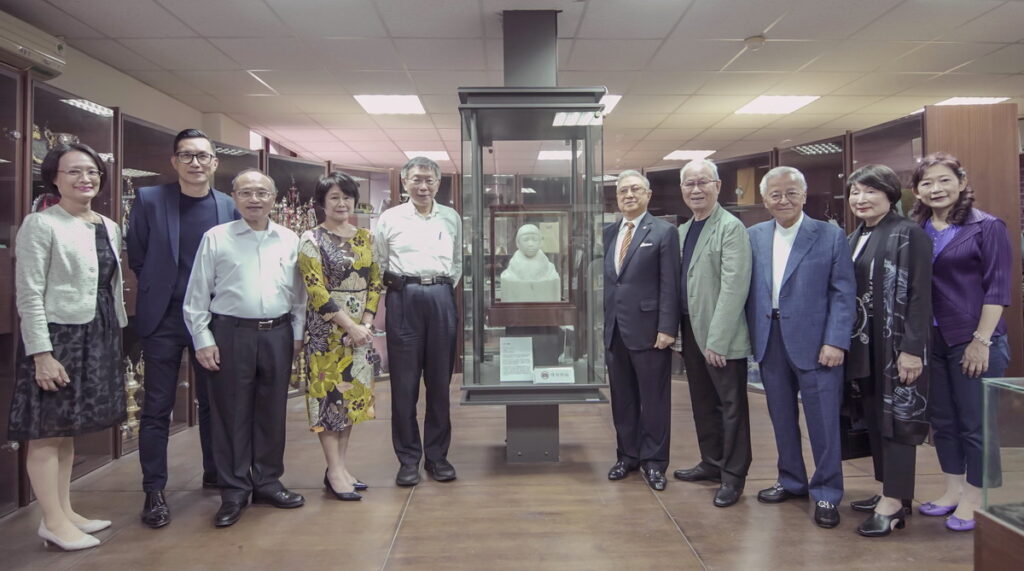 (由左至右)太平國小校長陳智蕾、臺北市立美術館館長王俊傑、臺北市教育局局長曾燦金、國家文化藝術基金會董事長林曼麗、臺北市市長柯文哲、王道銀行榮譽董事長暨王道銀行教