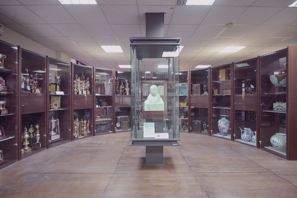 北師美術館團隊進駐整飭太平國小校史室典藏文物現況。攝影:黃宏錡