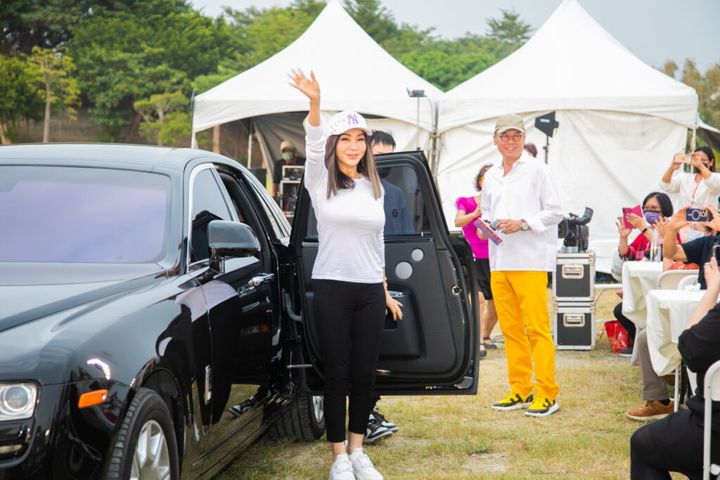 天后陳美鳳坐著千萬勞斯萊斯名車進場,天后架式十足,一身黑白率性便裝盡顯苗條身姿。