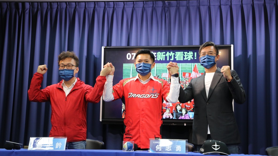 藍綠駁火新竹球場議題 林耕仁酸沈慧虹自私 何志勇批賞球迷耳光 20 國民黨新竹市議員東區候選人何志勇7月間,曾與國民黨立委鄭正鈐、前職棒選手林琨瀚召開記者會,點出新竹市立棒球場設施缺失。