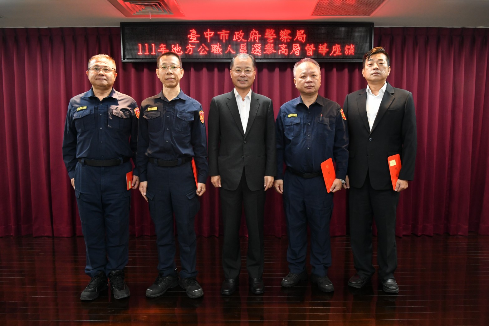 圖片說明:警政署長黃明昭於今日上午前往臺中市政府警察局訪視,聽取中市警局查賄制暴及選舉安全維護工作簡報後頒獎臺中市政府警察局長蔡蒼柏等有功人員後留影。(記者謝榮浤翻攝)