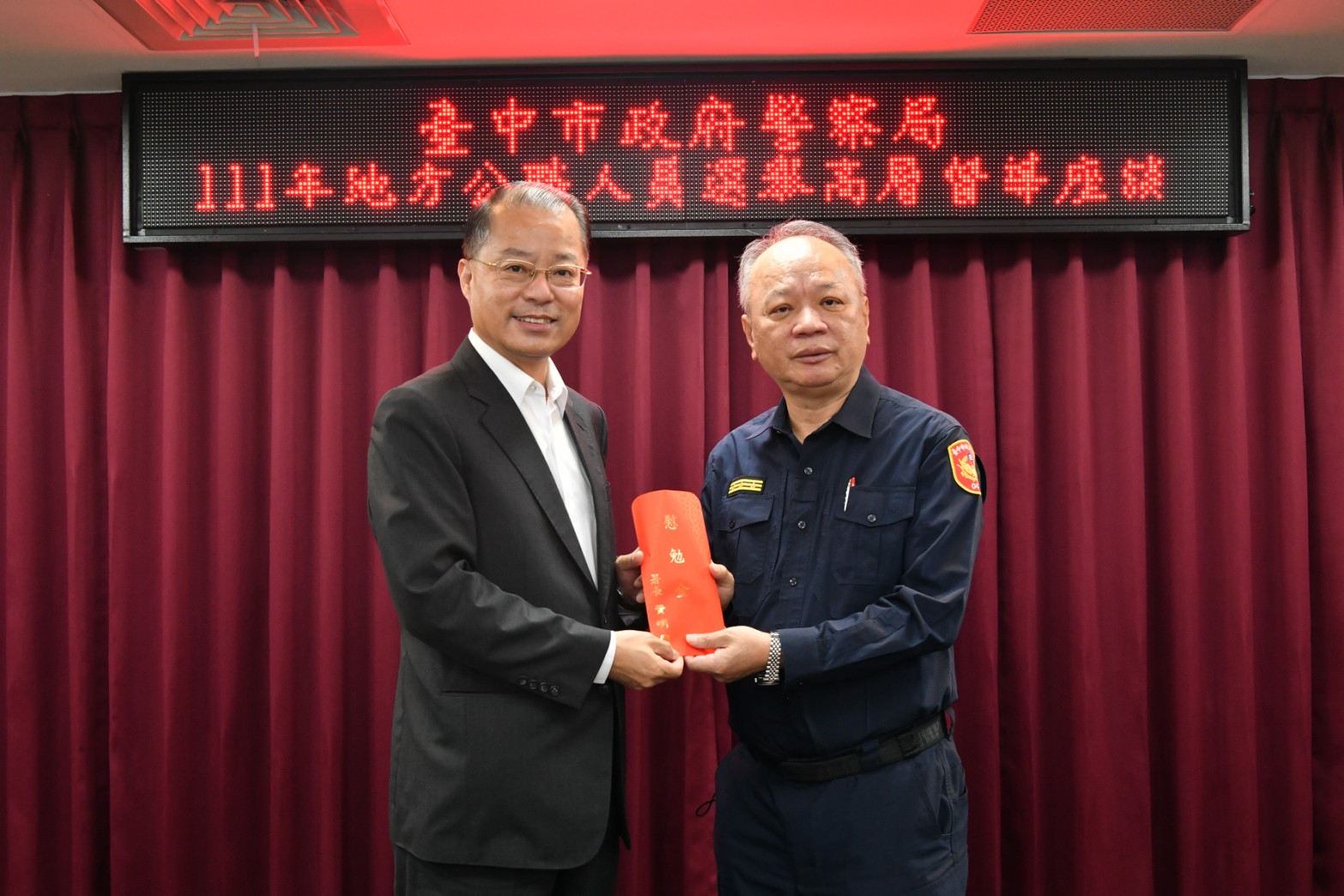 圖片說明:警政署長黃明昭於今日上午前往中市警局訪視,聽取工作簡報後頒獎臺中市政府警察局長蔡蒼柏等有功人員。(記者謝榮浤翻攝)