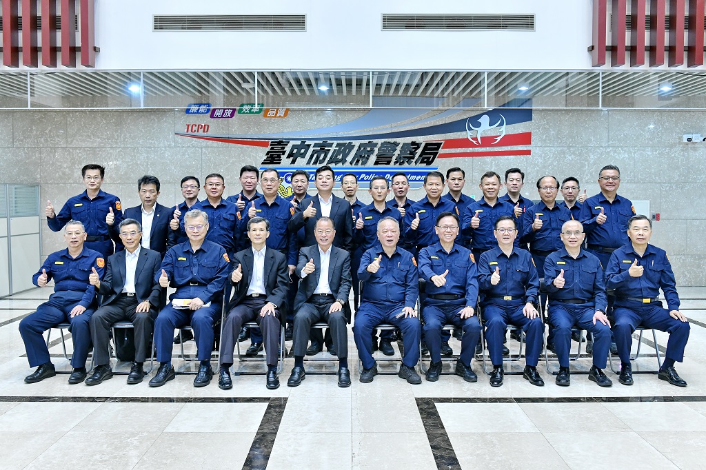 圖片說明:警政署長黃明昭於今日上午前往中市警局訪視,聽取工作簡報後與相關人員大合影。(記者謝榮浤翻攝)