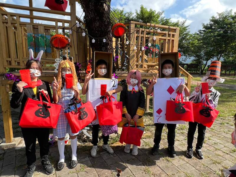 漾新聞|新威國小師生圓夢 偏鄉第一座校園樹屋啟用雙語萬聖節見證