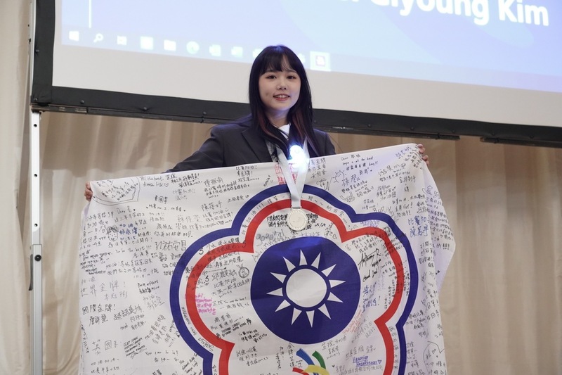 漾新聞|辦理休學再休學又碰到疫情攪局 三民家商慕芷瑄不放棄國際技能賽服裝創作奪銀為台灣爭光