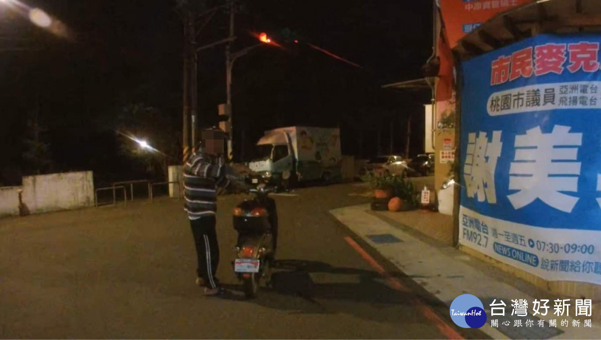 阿公推不動電動車受困路中不知所措，警方協助將機車推回住家。