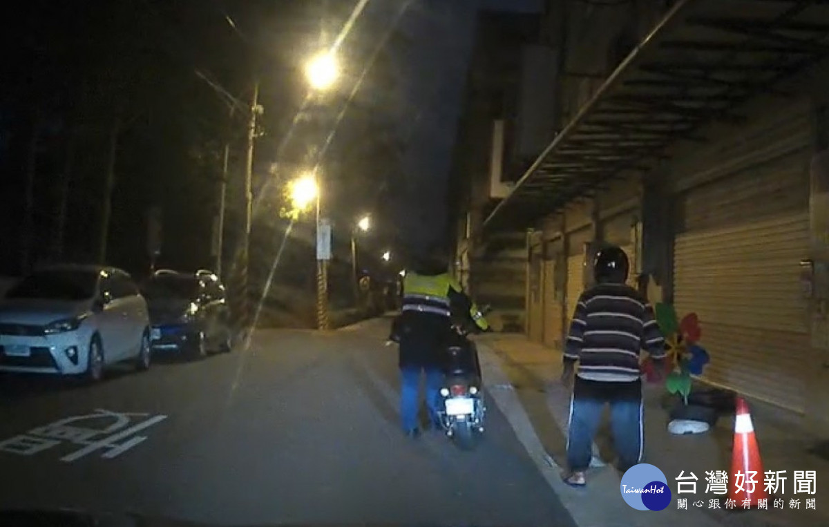 阿公推不動電動車受困路中不知所措,警方協助將機車推回住家。