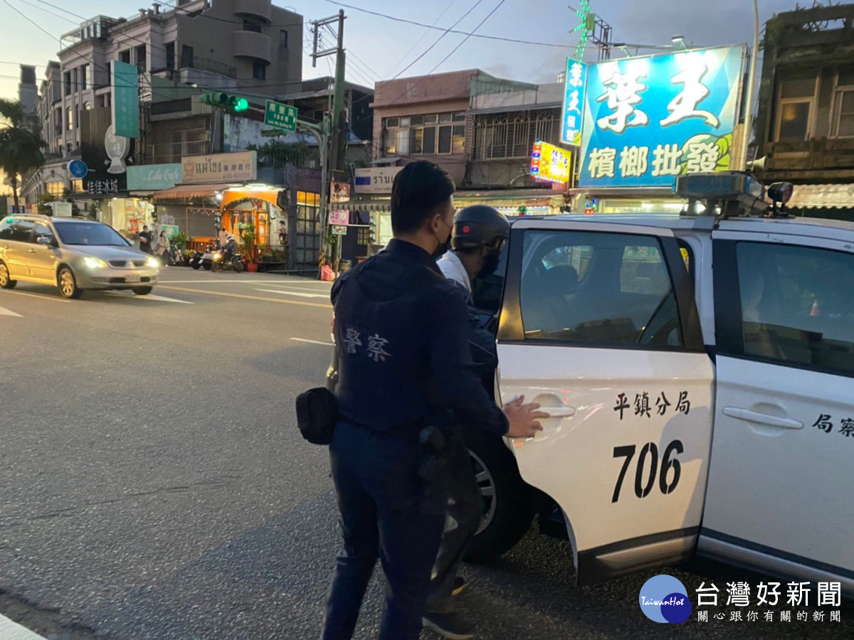 失智老翁迷途4小時,繞行30公里被警尋獲。<br /><br /> <br /><br />