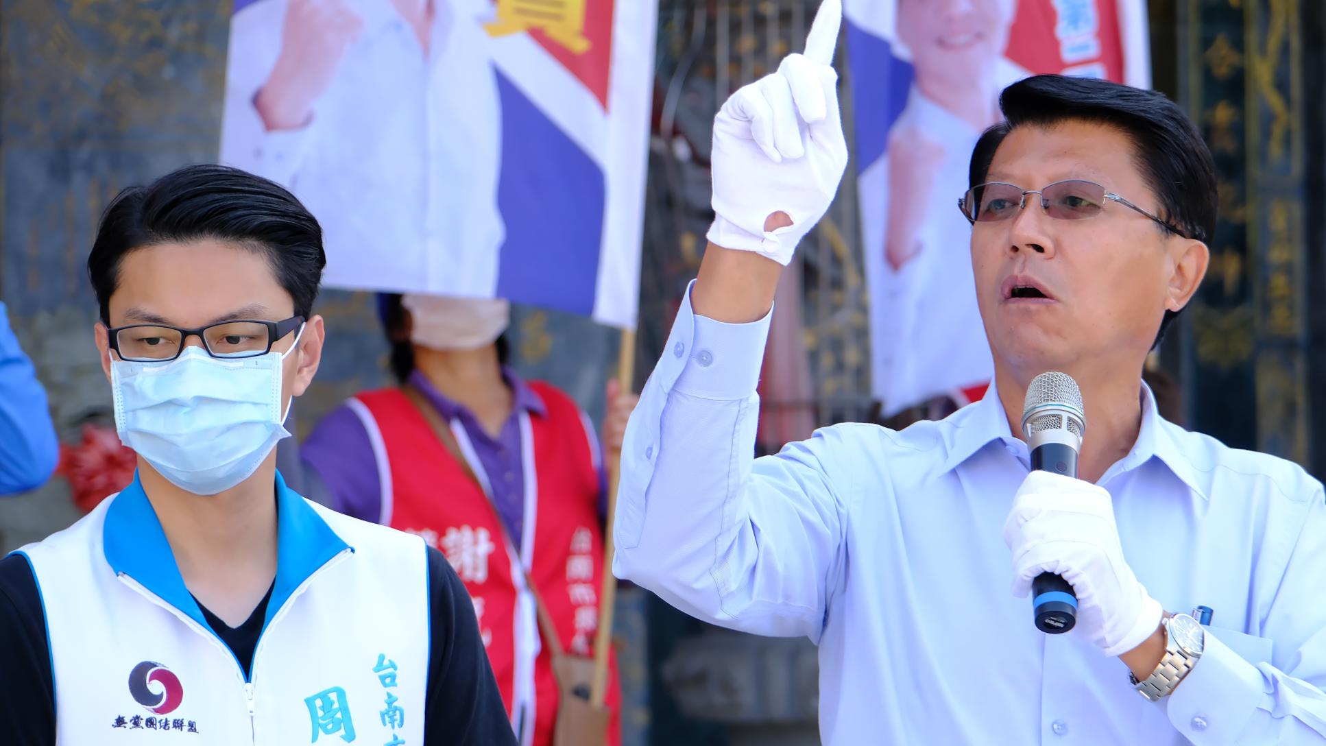 謝龍介(右)得知《菱傳媒》民調結果,表示有信心逆轉勝。謝龍介提供