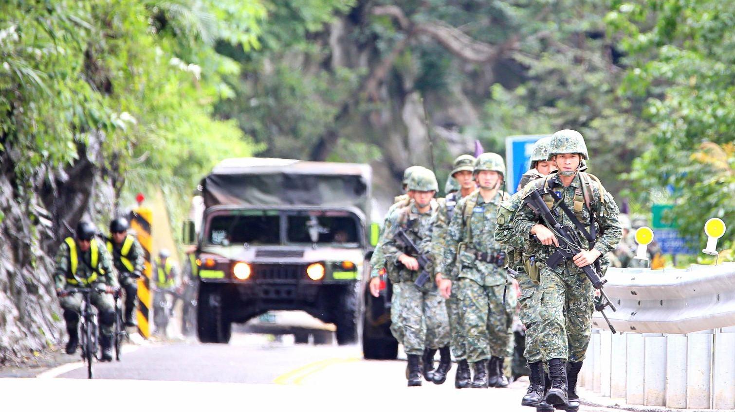 國防部今公告國軍野戰型救護車決標。圖為陸軍山隘行軍資料照片