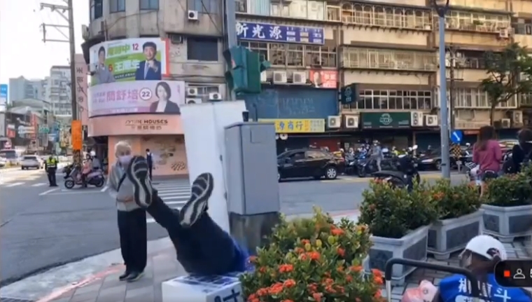 楊植斗走下肥皂箱滑倒。翻攝畫面