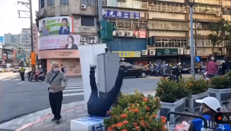 楊植斗跌得四腳朝天。翻攝畫面