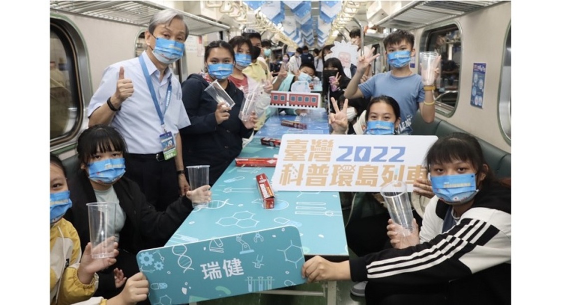 臺灣科普環島列車啟航抵達台鐵新左營站 學生體驗互動科學實驗