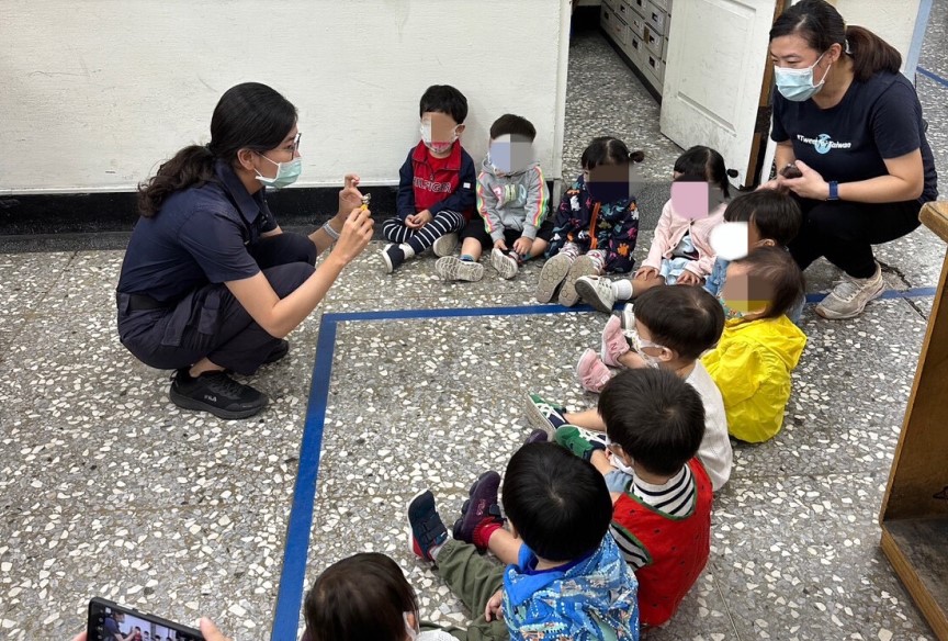 ▲員警與幼童們親切互動,學習正確自我安全保護觀念 (圖/台中市警察局 提供)