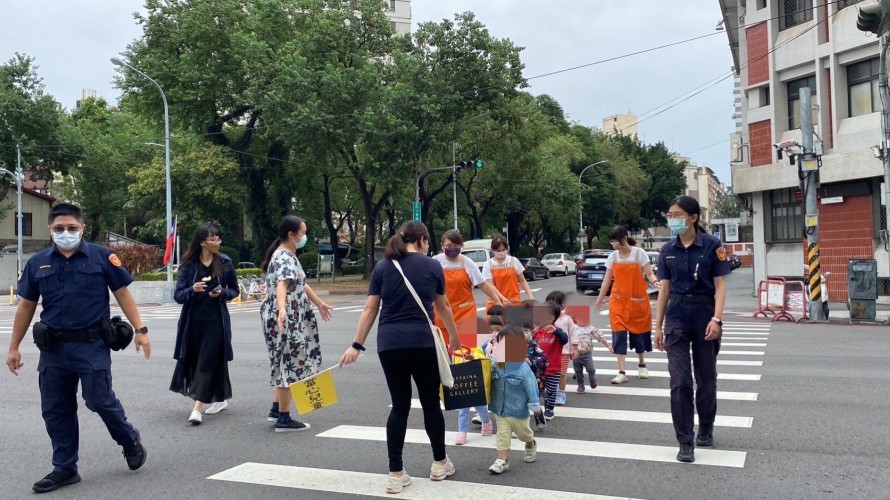 ▲幼童們在員警及老師們的陪同下,實際走斑馬線過馬路 (圖/台中市警察局 提供)