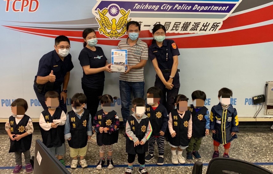 ▲托嬰中心幼童們體驗一日小小波麗士 (圖/台中市警察局 提供)
