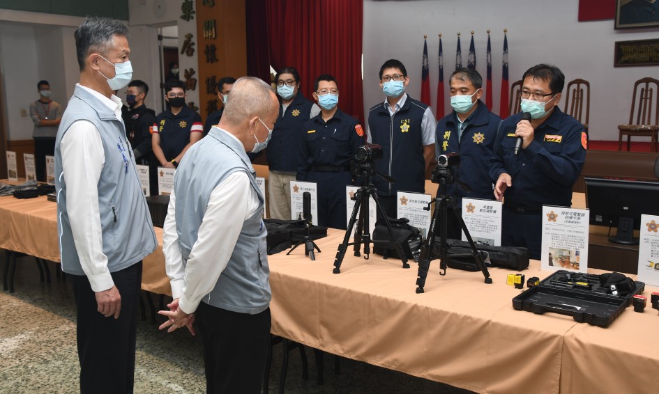 ▲苗栗縣警察局向徐耀昌縣長展示各式的新購員警執勤裝備 (圖/苗栗縣警察局 提供)
