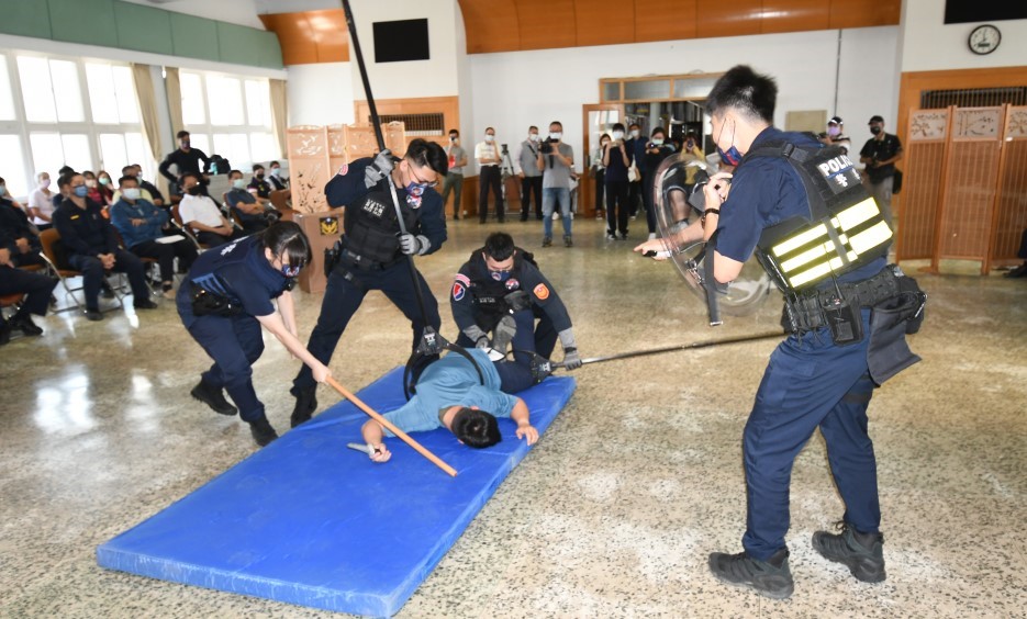 ▲員警模擬演練各式新購裝備的使用時機 (圖/苗栗縣警察局 提供)